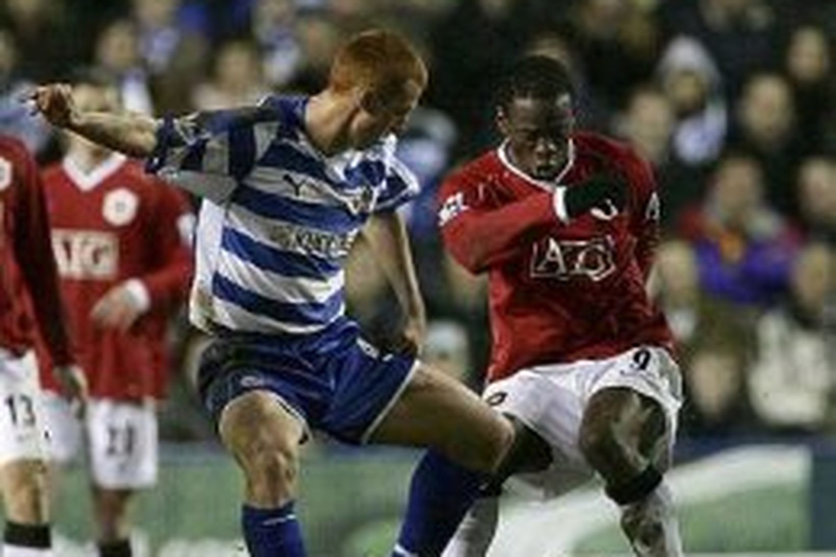 Louis Saha og Steve Sidwell í baráttunni á Madejski Stadium …