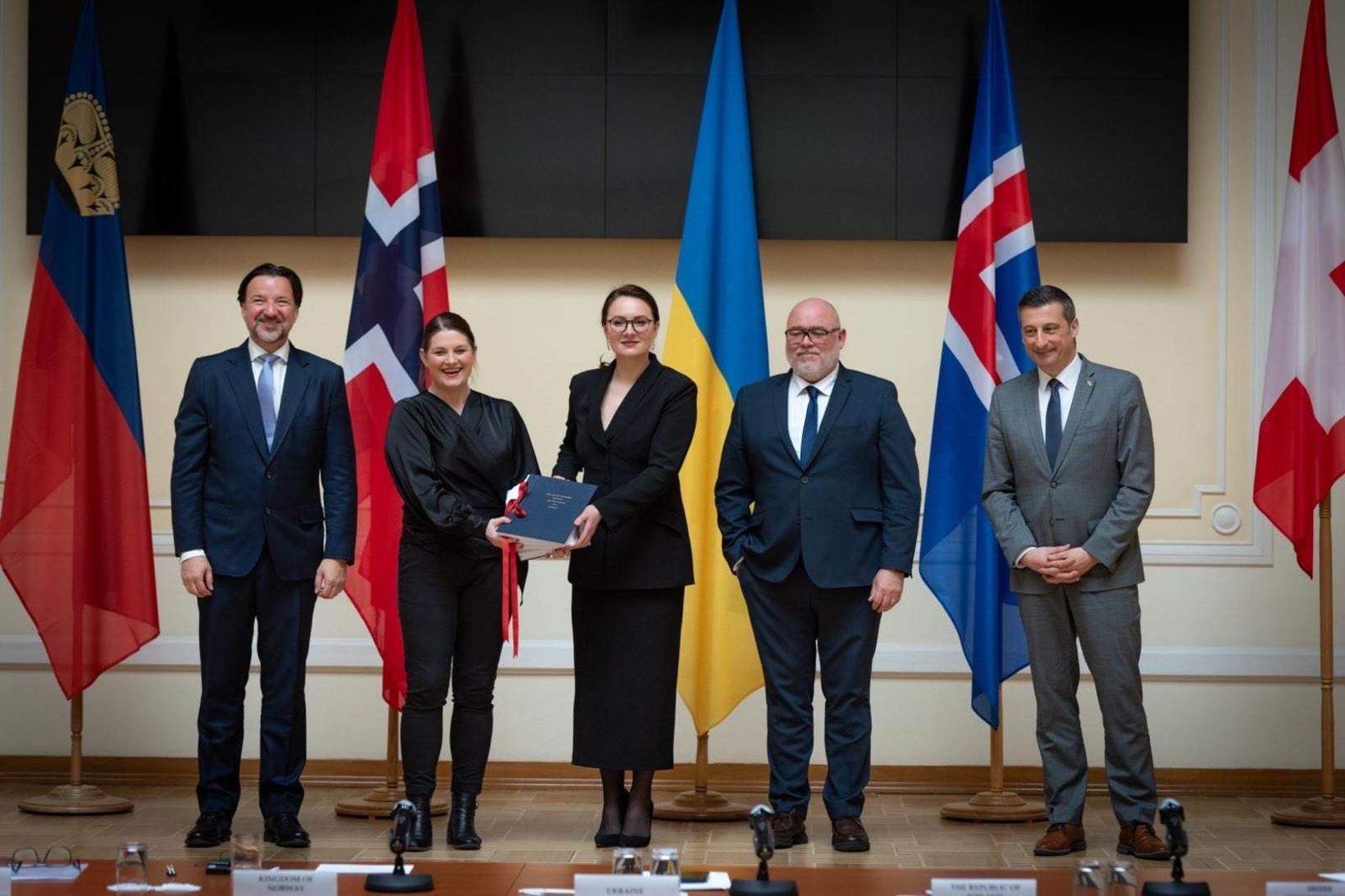 Við undirritunina. Frank Büchel, sendiherra Liechtenstein í Genf, Cecile Terese …