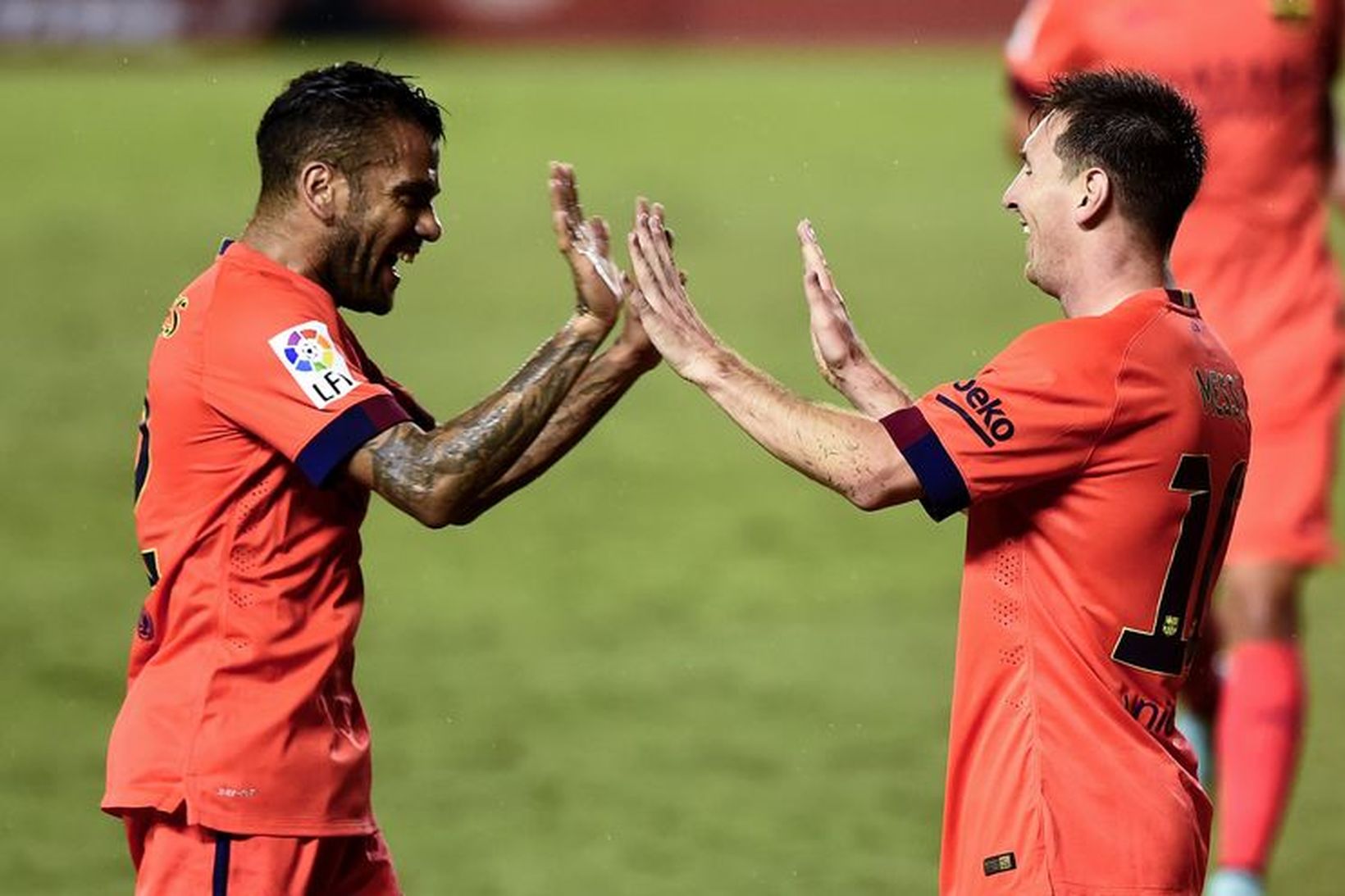 Lionel Messi og Dani Alves fagna í leiknum við Levante …