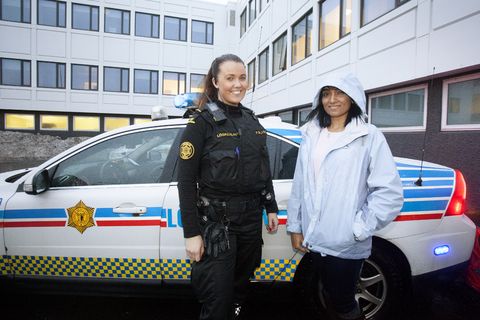 Emily Fernandez and police officer Lilja Kristjánsdóttir at the Hlemmur headquarters yesterday.