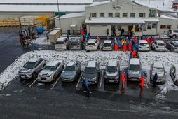 Starfsfólk salthúss Vísis búið að rýma og komið á söfnunarsvæði framan við húsið.