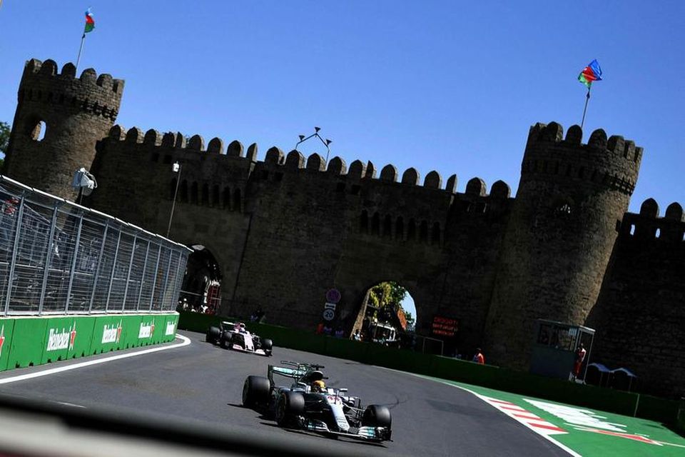 Lewis Hamilton (framar) á ferð í Bakú. Eftir kemur Sergio Perez.