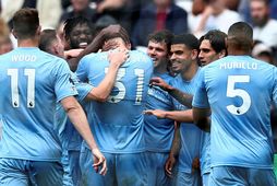 Leikmenn Nottingham Forest fagna marki Nikola Milenkovic.