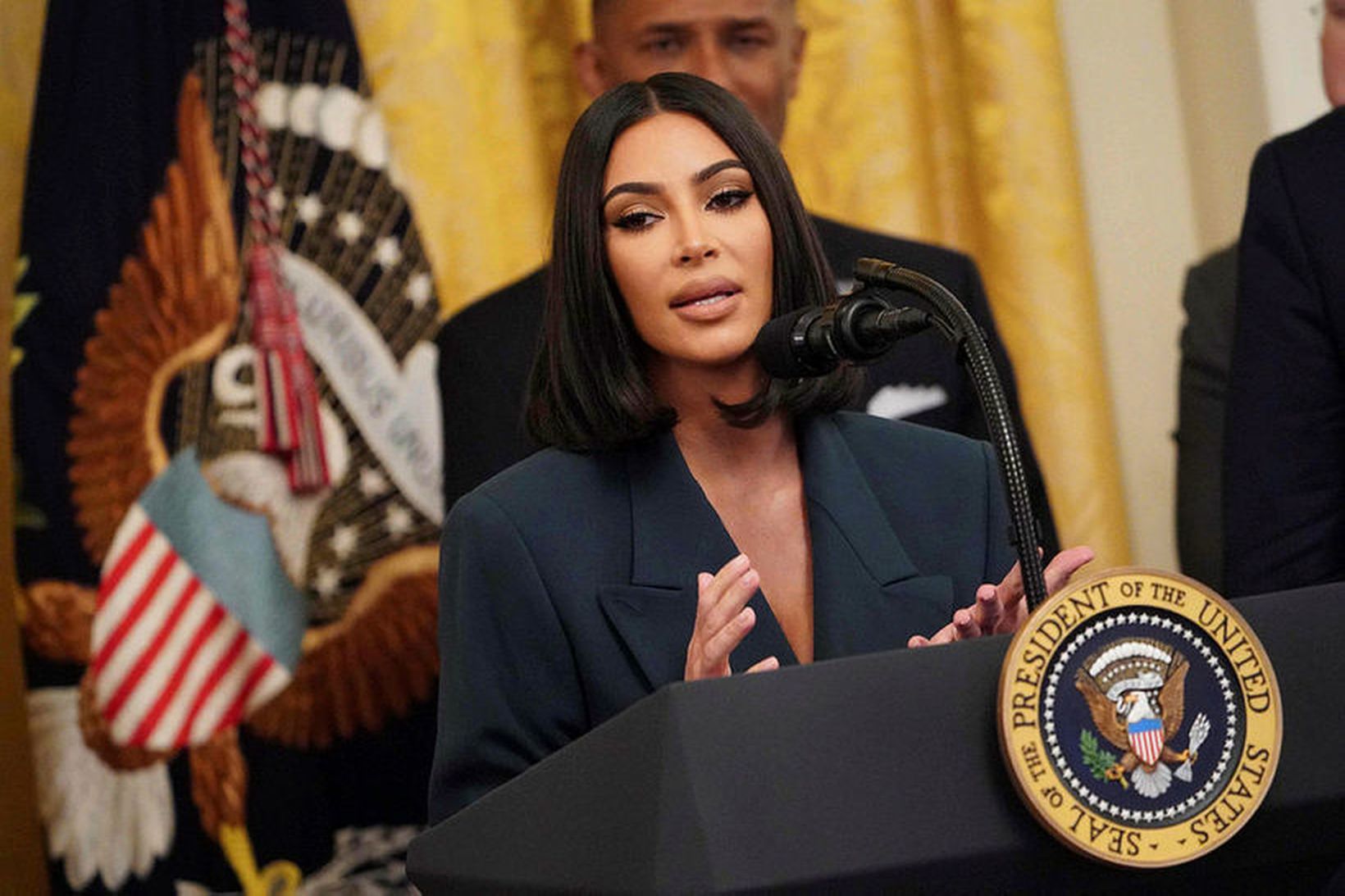 Kim Kardashian West fær sér CBD-olíu fyrir háttinn.
