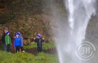 Ungir föðurlandsvinir bak við Seljalandsfoss