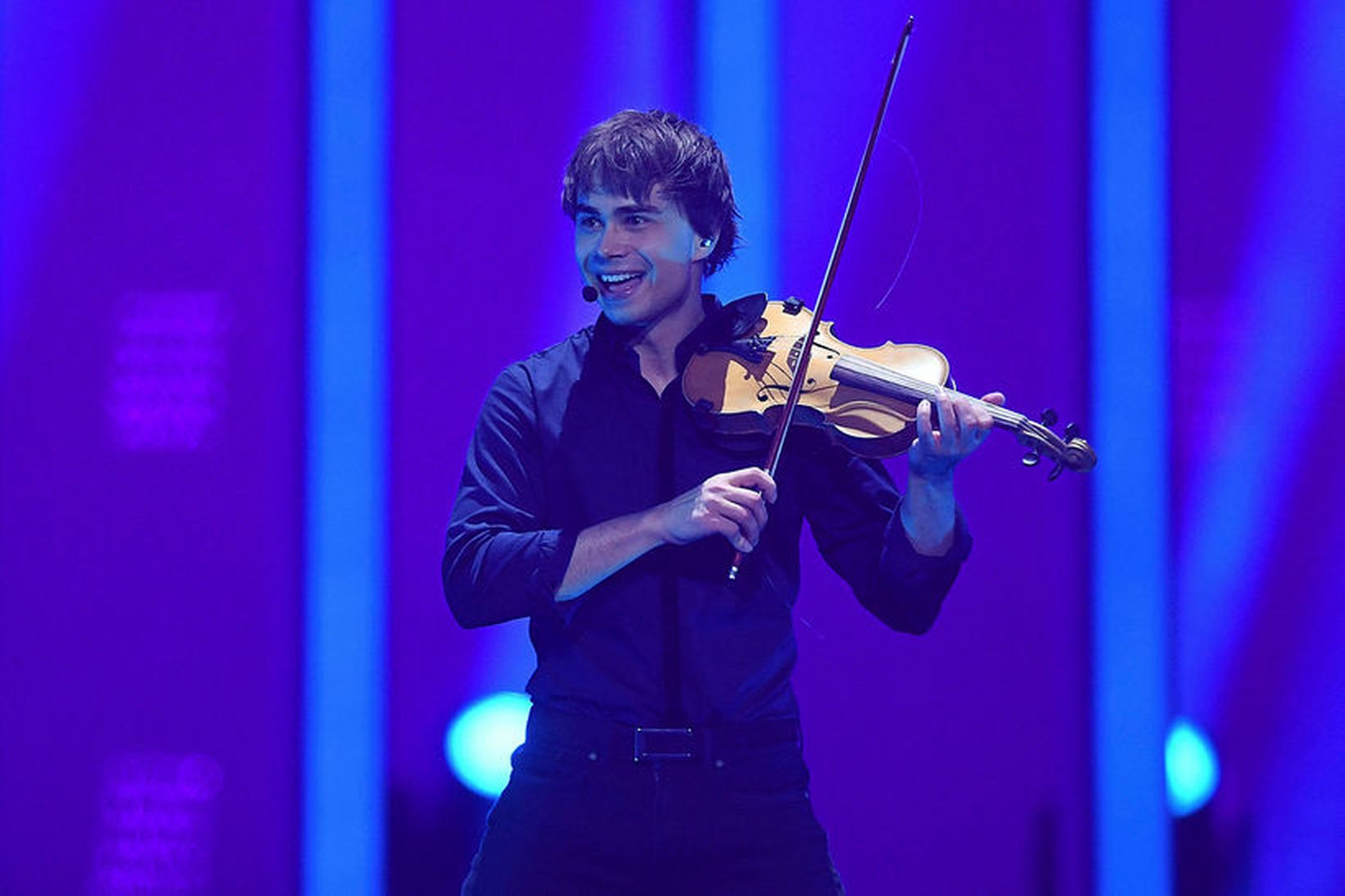 Alexander Rybak mundar fiðluna í Lissabon í kvöld.