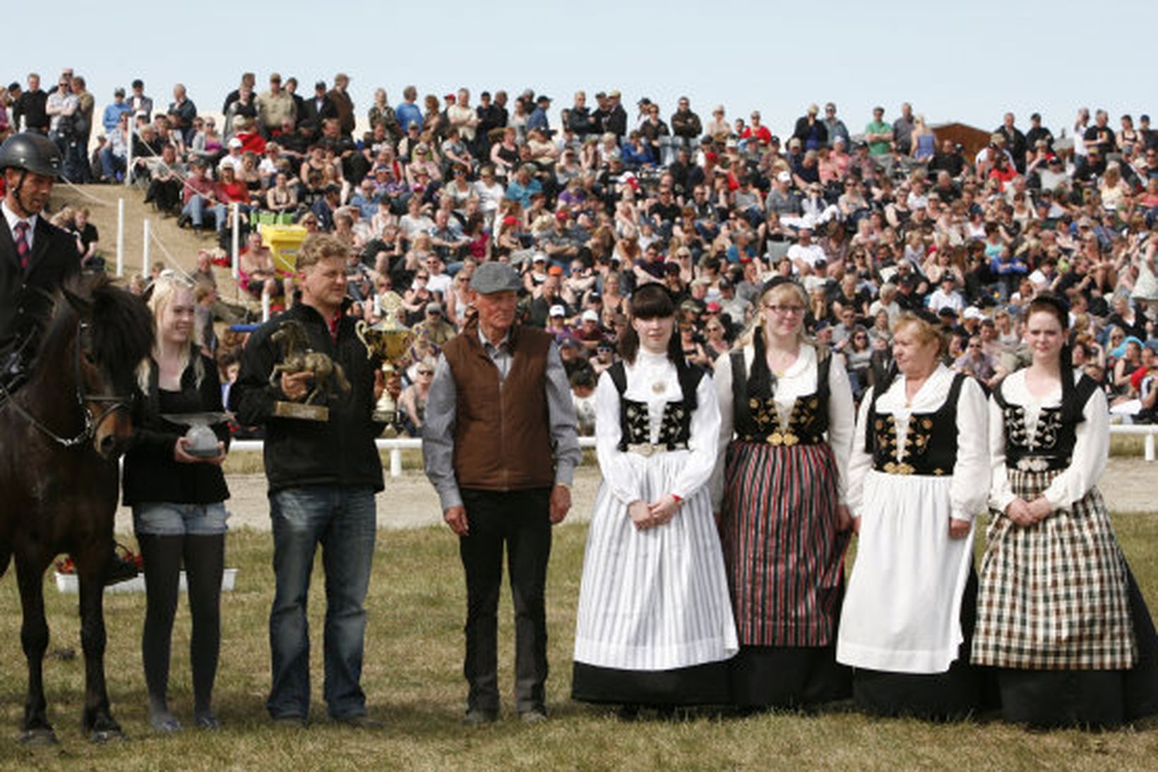 Þórður Þorgeirsson knapi, Ólafur Ásgeirsson tamningamaður og Hulda Finnsdóttir, dóttir …