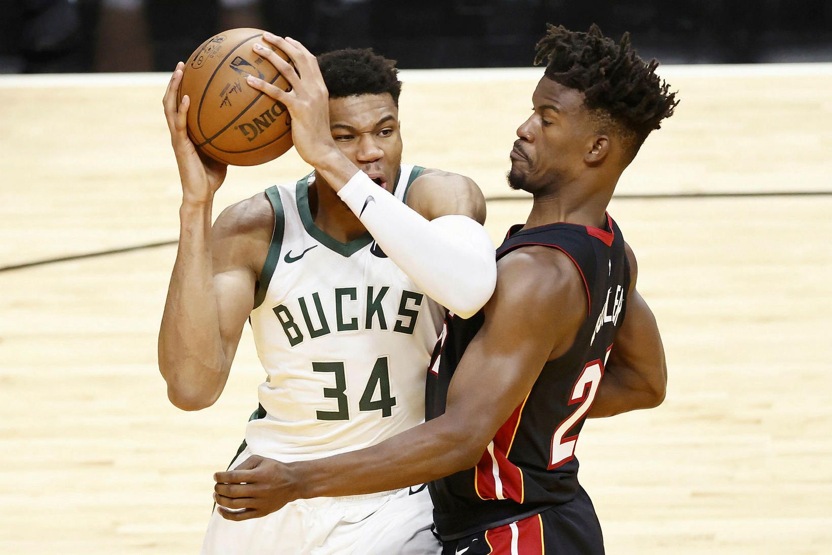 Giannis Antetokounmpo sækir að körfu Miami Heat en hann var …