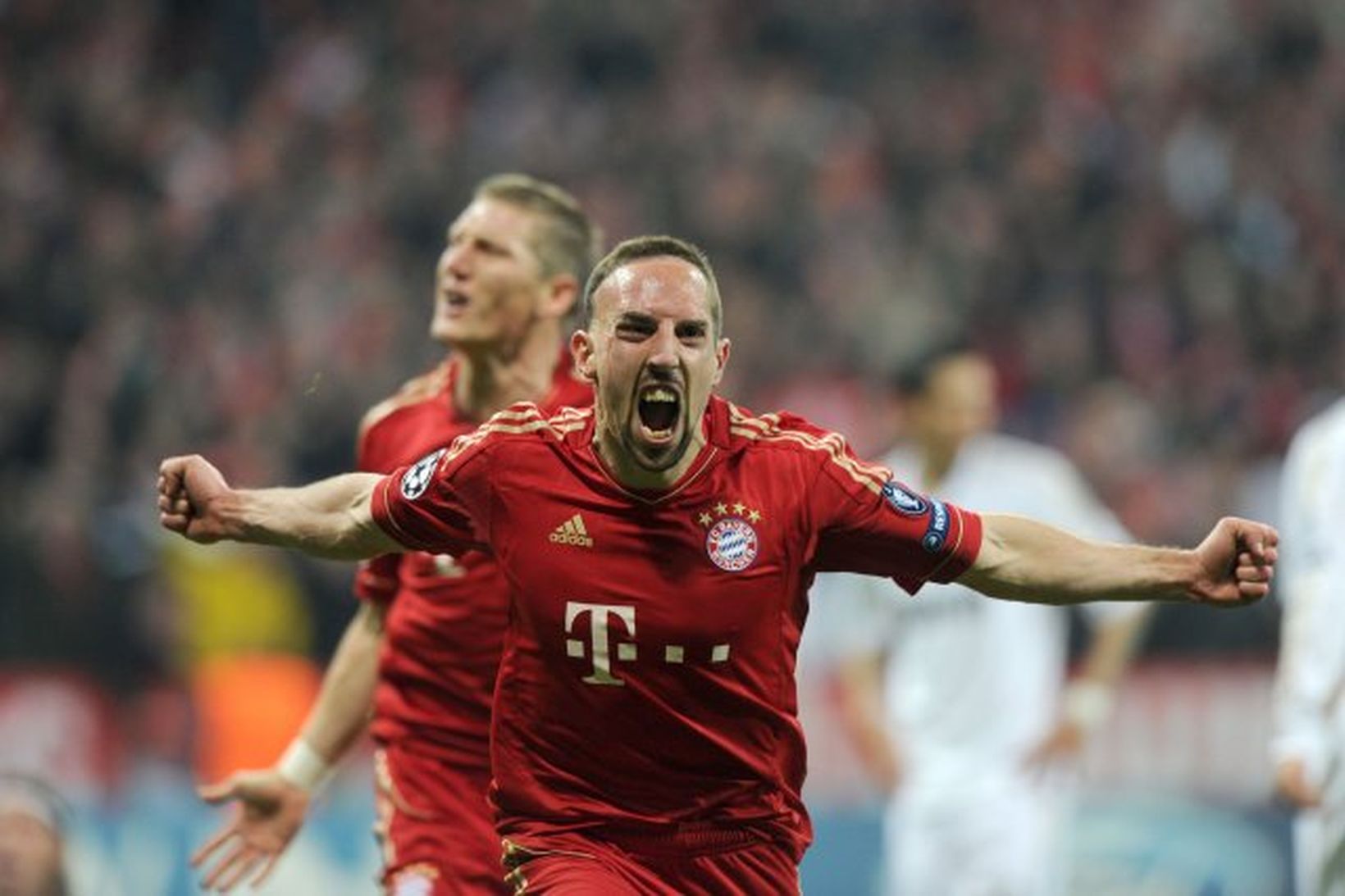 Ribery og Schweinsteiger fagna marki Bayern München í meistaradeild Evrópu.