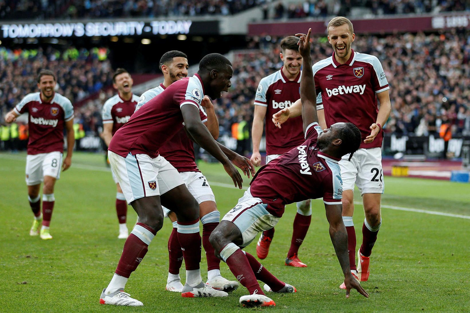 Michail Antonio fagnar sigurmarki sínu með stæl í dag.