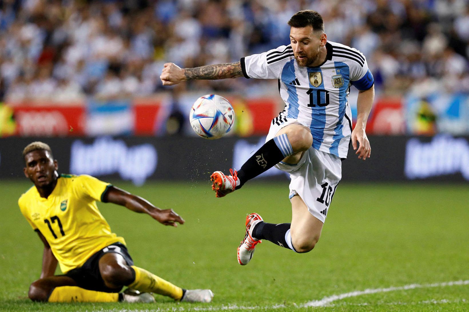 Lionel Messi skilur Jamaíkumanninn Damion Lowe eftir í rykinu í …