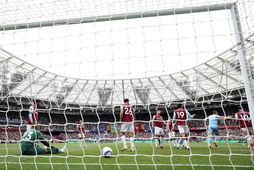 West Ham fékk háa sekt vegna hegðun stuðningsmanna liðsins.