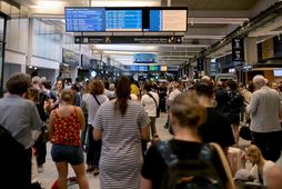 Farþegar í Gare Montparnasse lestarstöðinni í París í morgun.