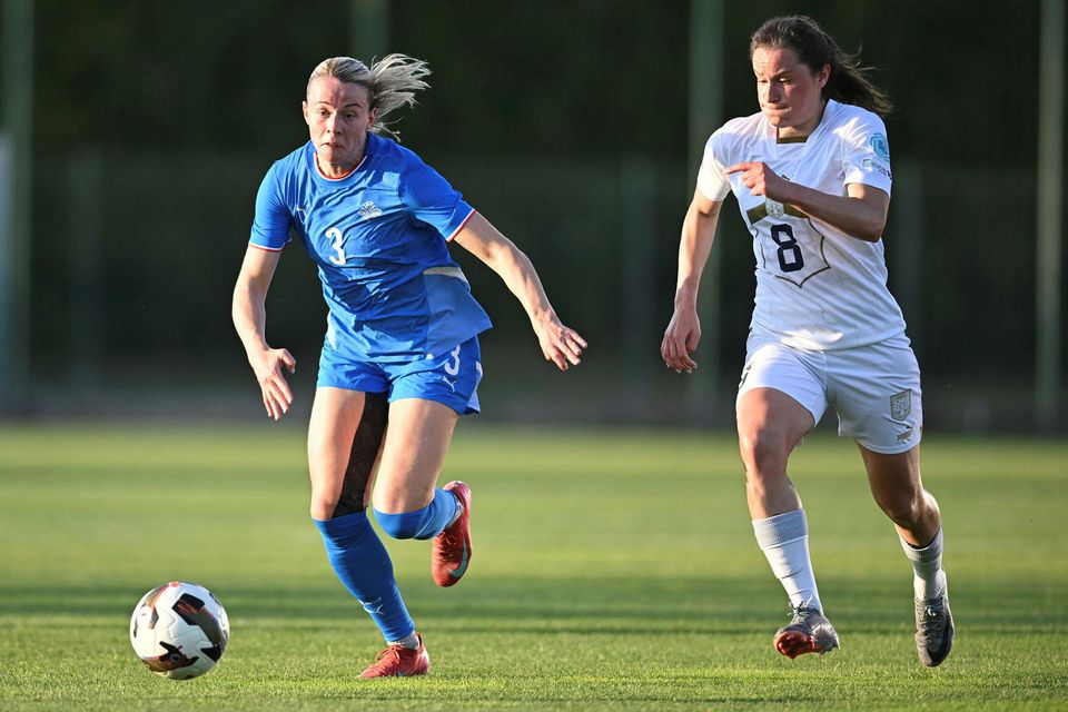 Sandra María Jessen í kapphlaupi við Dinu Blagojevic.