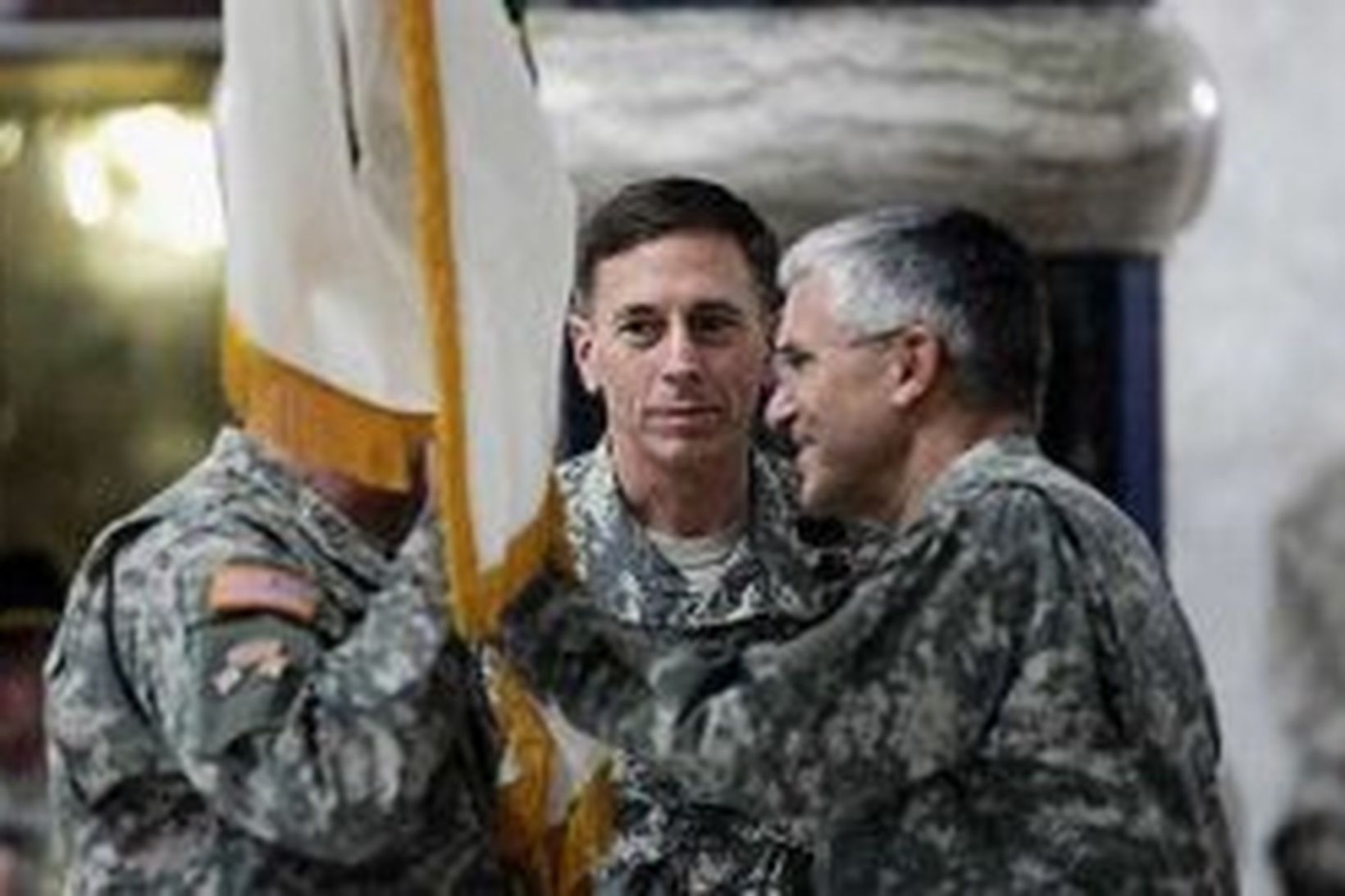 David Petraeus hershöfðingi sést hér í miðið fylgjast með hershöfðingjanum …