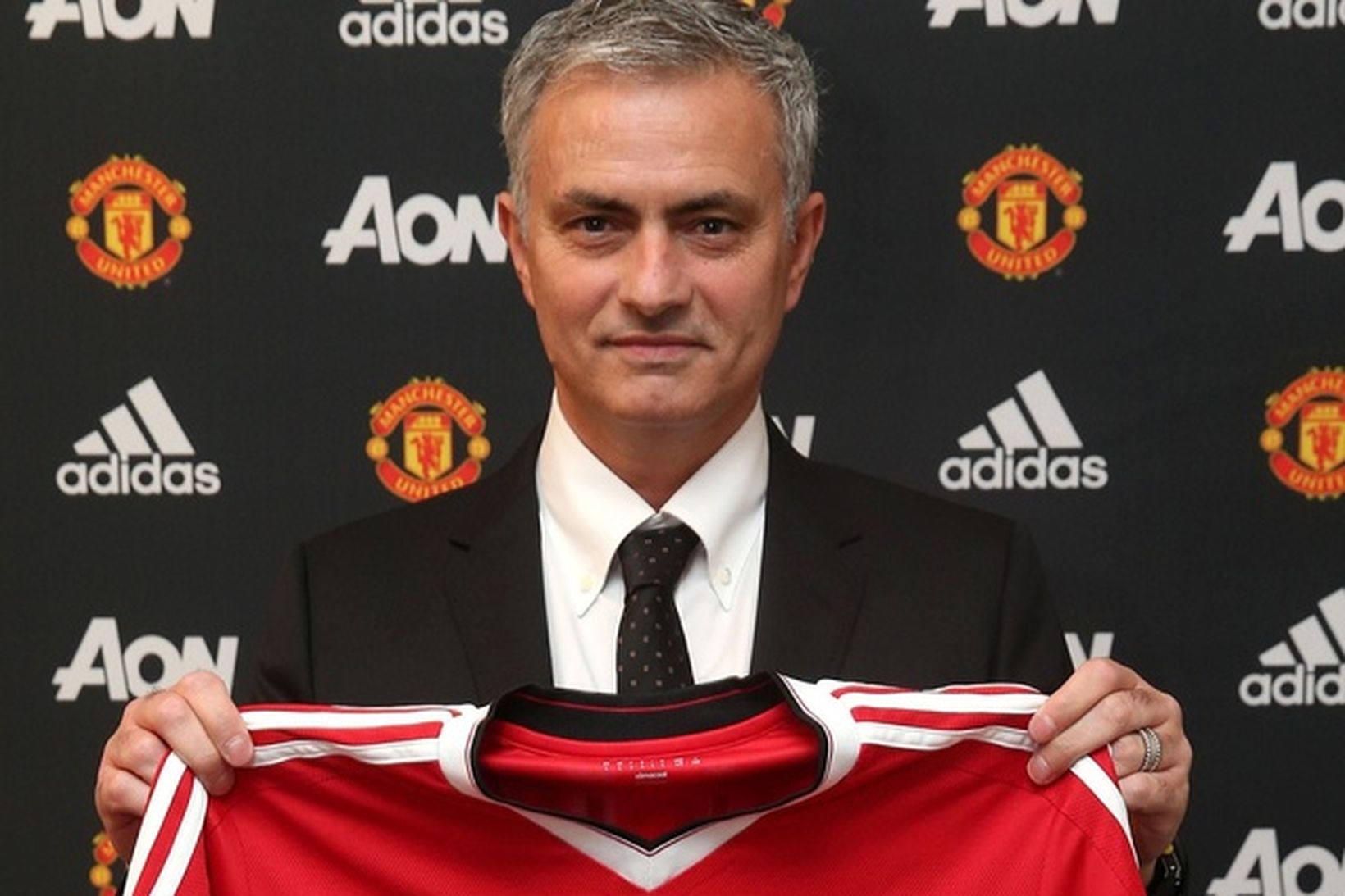 José Mourinho með Manchester United-treyjuna.