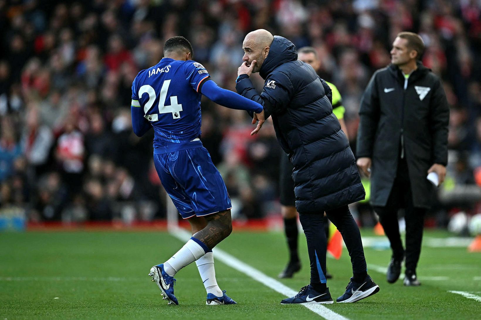 Reece James ræðir við Enzo Maresca stjóra Chelsea.