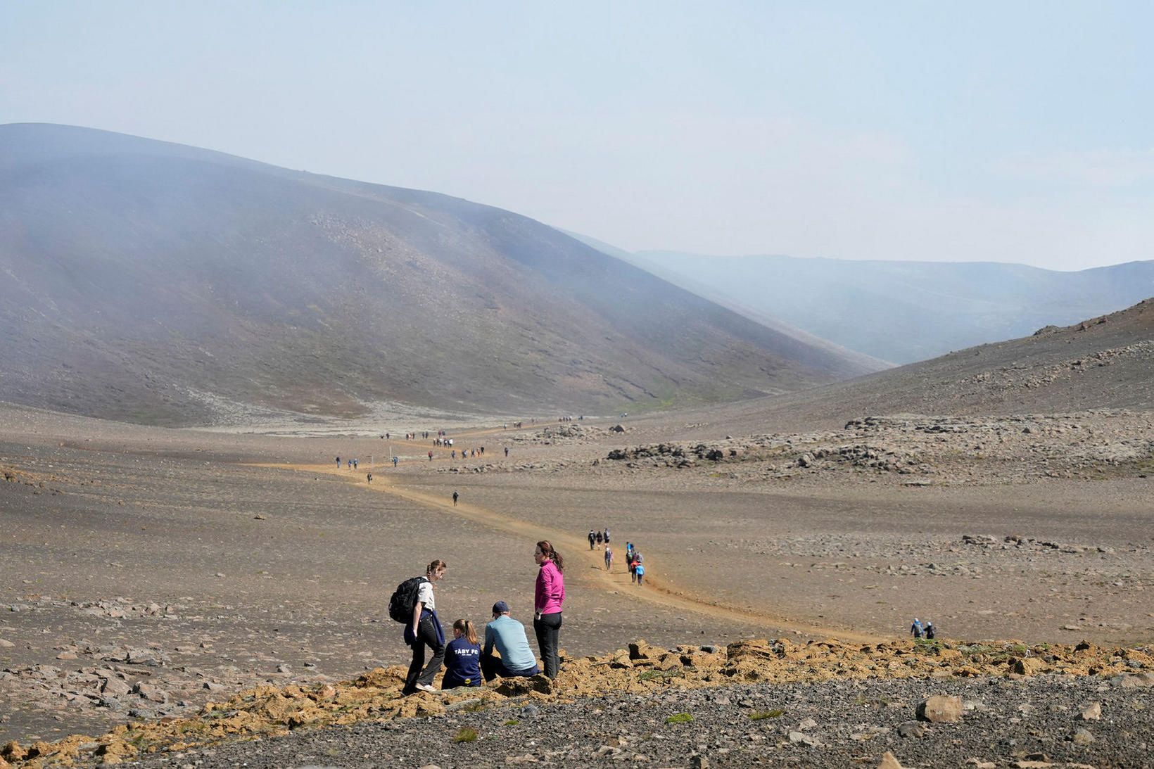 Einungis ein gönguleið er að eldgosinu við Litla-Hrút. Henni hefur …