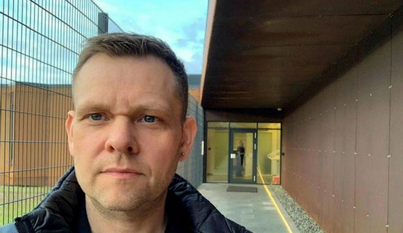 Einangraðir og handjárnaðir við „belti“
