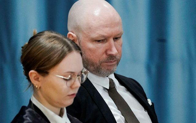 Breivik ásamt lögmanninum Marte Lindholm.
