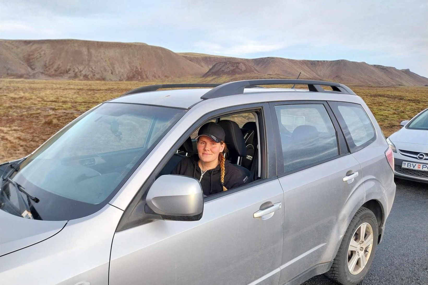 Grindvíkingurinn Valdís Ósk Sigríðardóttir í bílaröð utan heimabæjar síns.