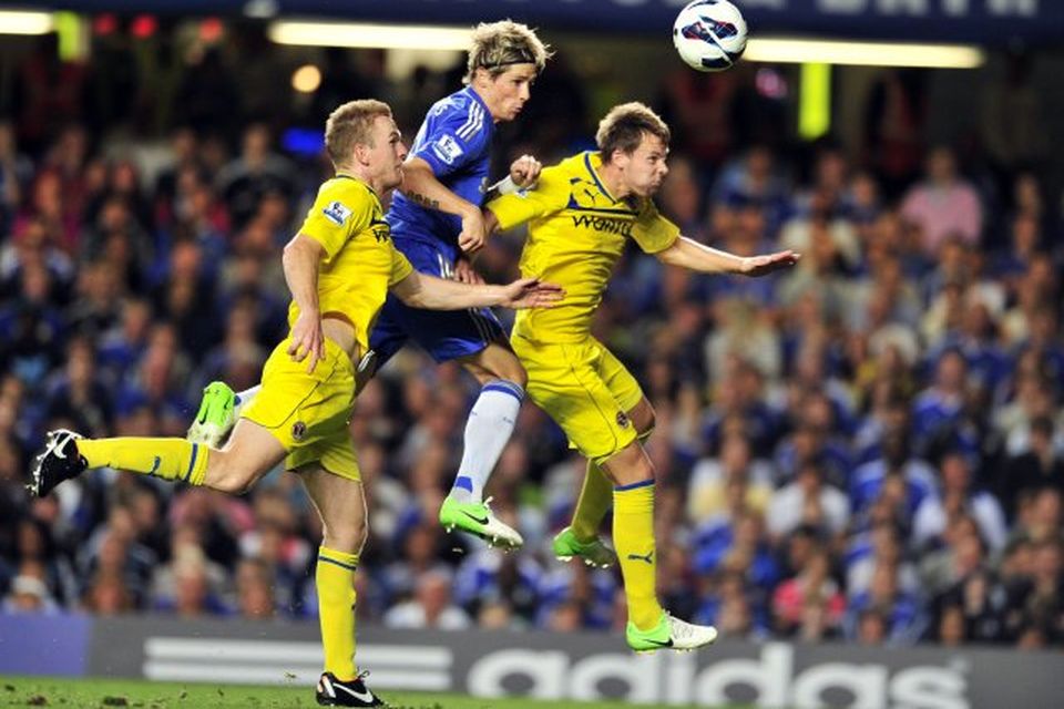 Varnarmennirnir Alex Pearce og Chris Gunter kljást við Fernando Torres hjá Chelsea.