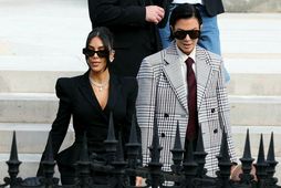 Kim Kardashian (t.v) yfirgefur dómsalinn ásamt móður sinni Kris Jenner (t.h.) á dögunum.