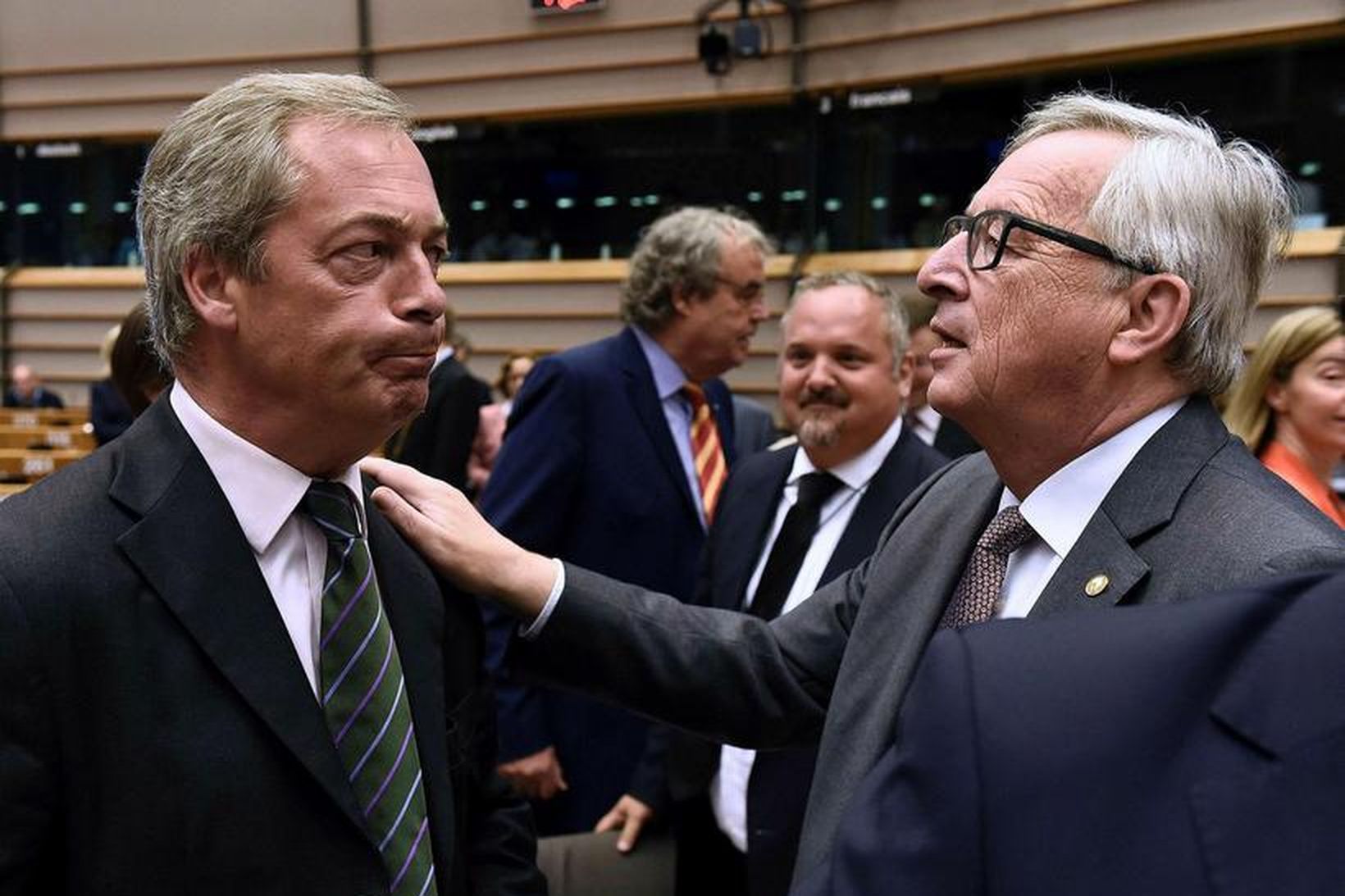 Nigel Farage ræðir við Jean-Claude Juncker, forseta framkvæmdastjórnar ESB.