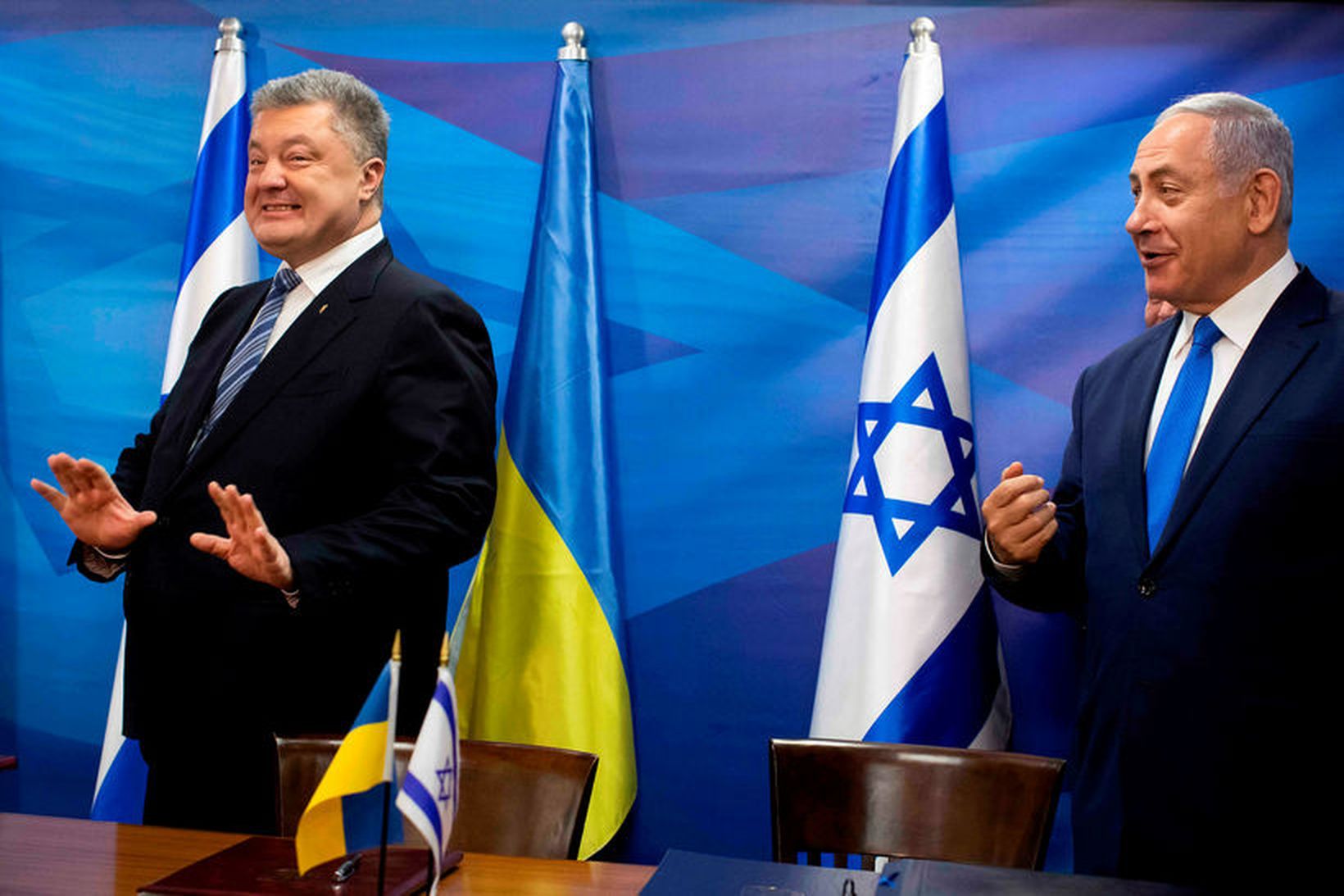 Petro Poroshenko, t.v., og Benjamin Netanyahu, t.h., eftir undirritun fríverslunarsamningsins.