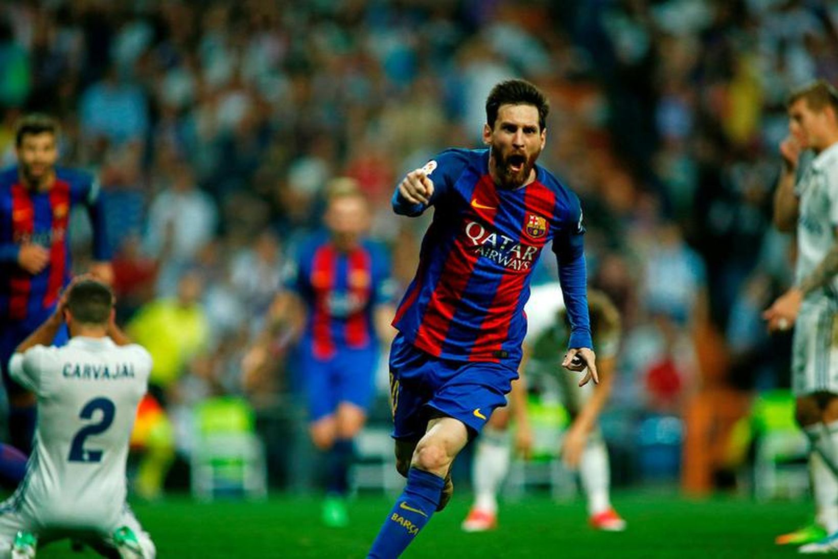 Lionel Messi fagnar sigurmarkinu á Santiago Bernabeu í gærkvöldi.