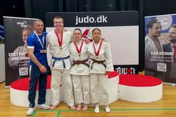 Viktor Kristmundsson, Helena Bjarnadóttir og Eyja Viborg með verðlaun sín ásamt Zaza Simonishvili landsliðsþjálfara.
