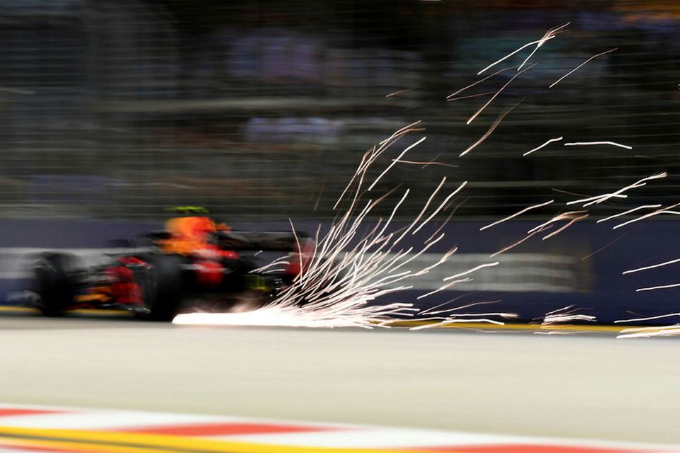 Max Verstappen ekur grimt á seinni æfingu dagsins í Singapúr.