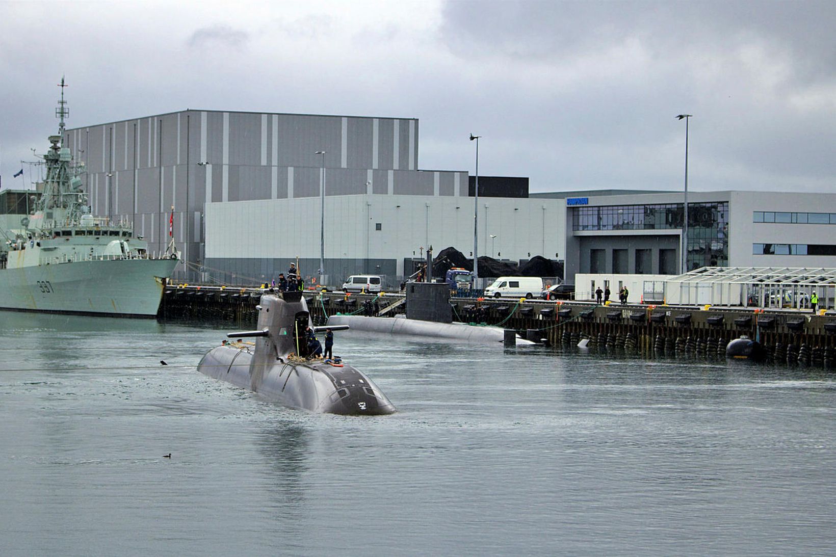 Tveir kafbátar lögðu við Skarfabakka.