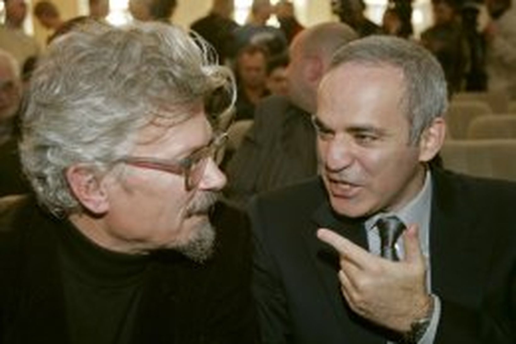 Eduard Limonov spjallar við skákmeistarann og stjórnarandstæðinginn Garry Kasparov á …