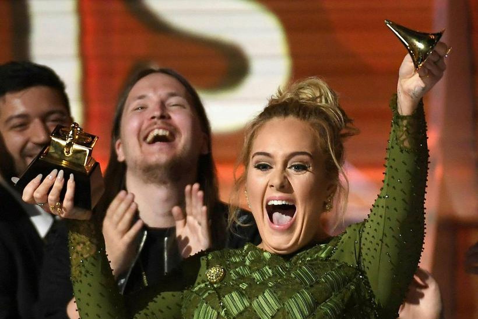 Adele segir soninn ganga fyrir.