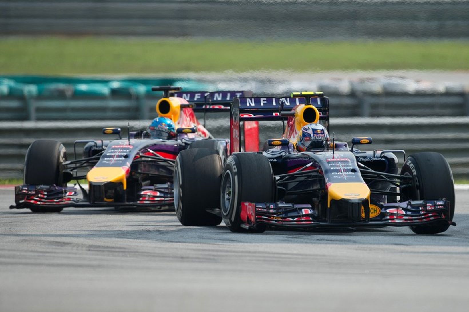 Daniel Ricciardo (t.h.) og Sebastian Vettel í návígi árla í …