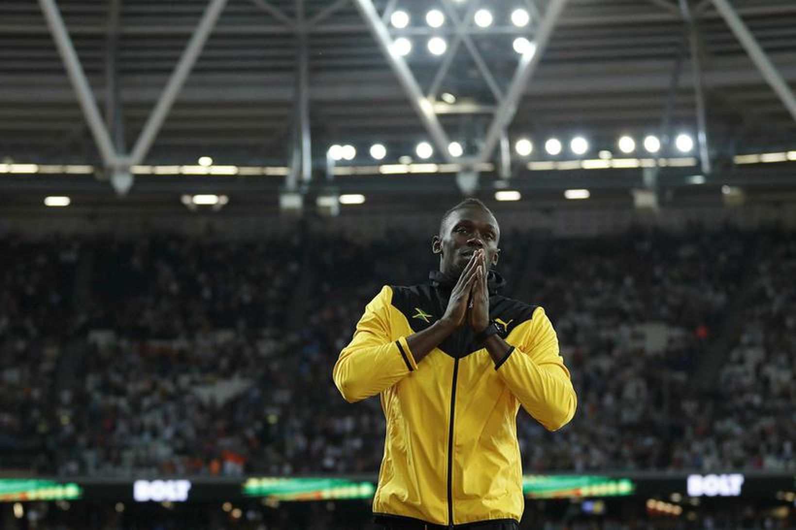 Usain Bolt kveður áhorfendur á sínu síðasta stórmóti.