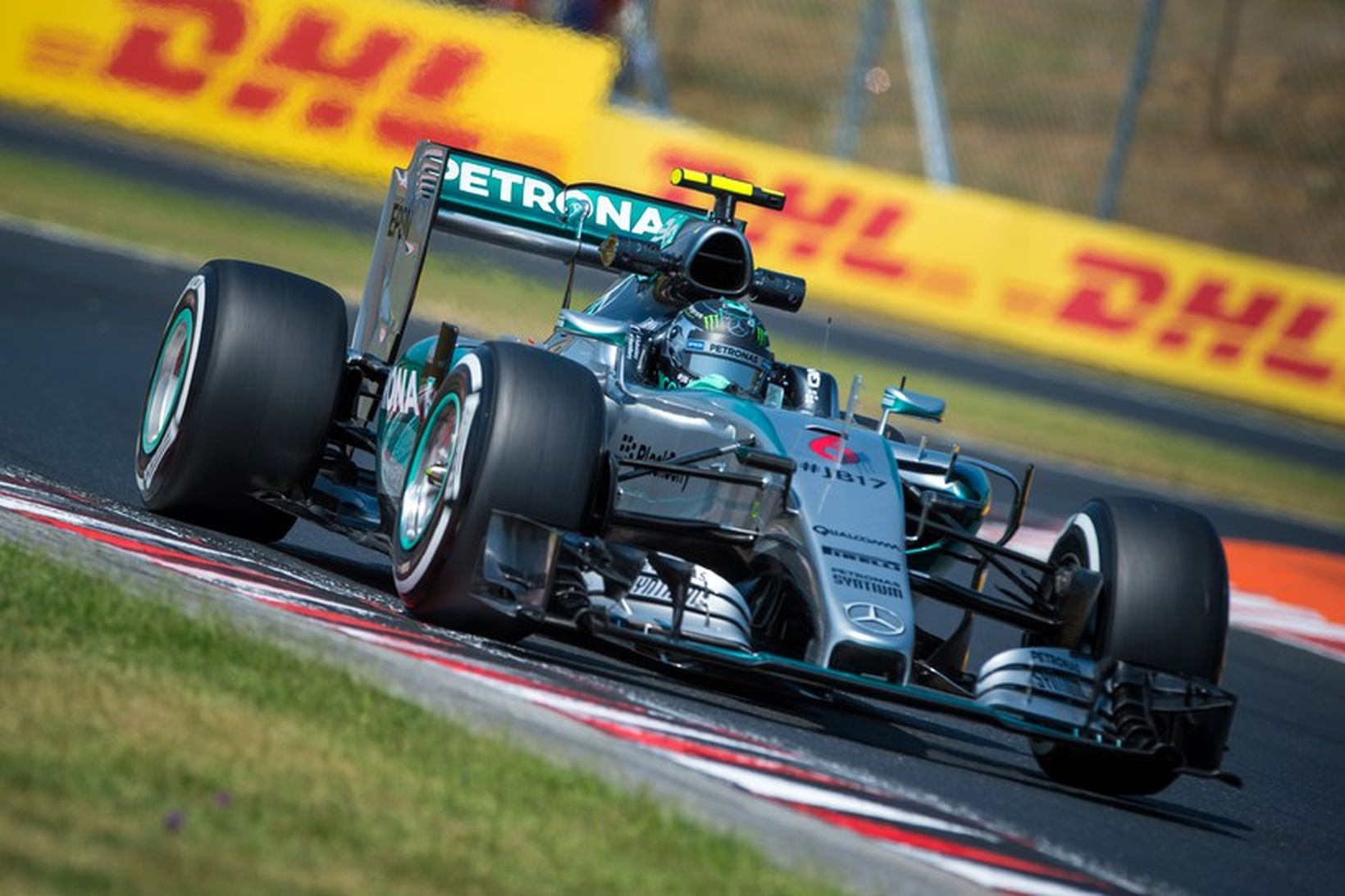 Nico Rosberg velgdi liðsfélaga sínum Lewis Hamilton undir uggum í …