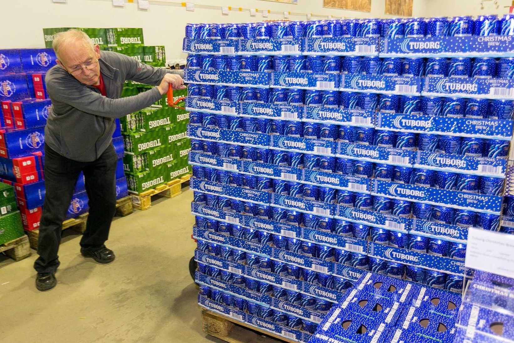 Tuborg-jólabjórinn selst vel í ÁTVR en samdráttur varð í ár.