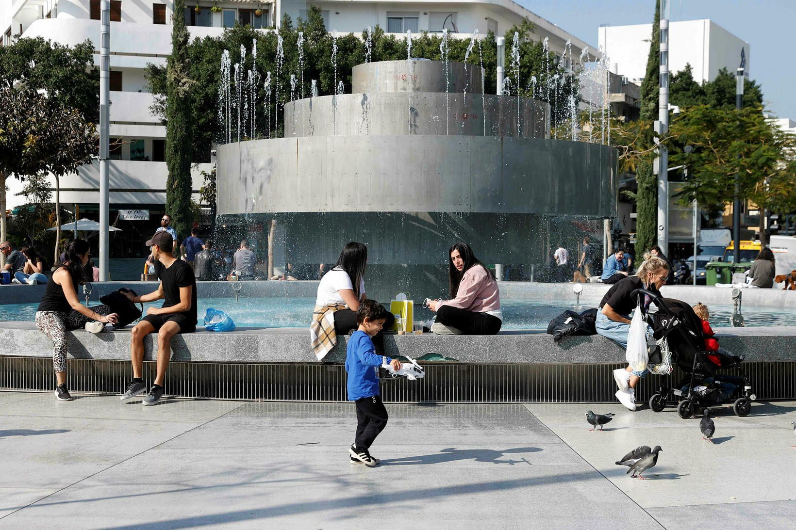 Fólk kemur saman að nýju í borginni Tel-Aviv í Ísrael.