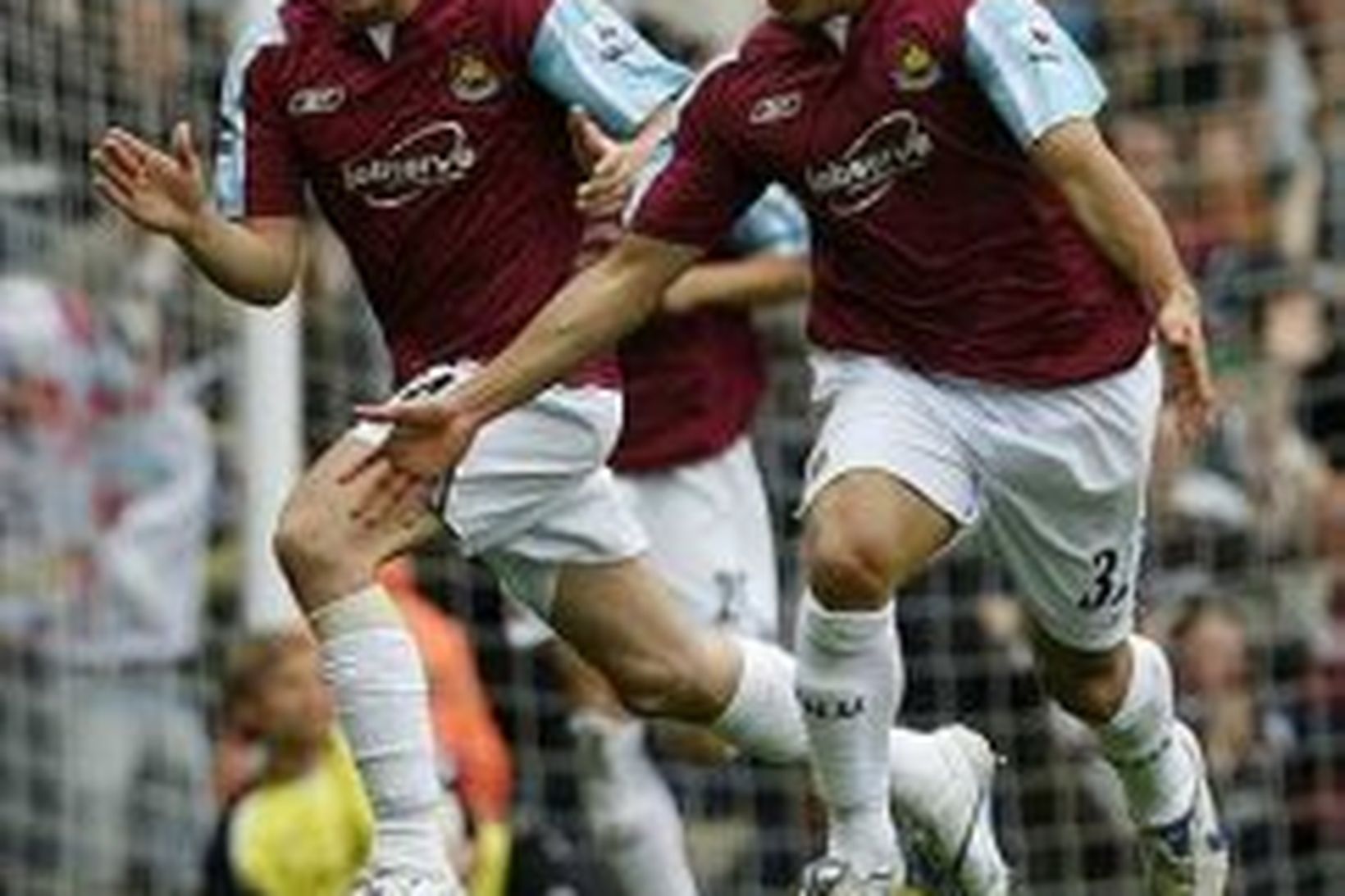 Carlos Tevez fagnar marki með West Ham á síðustu leiktíð.