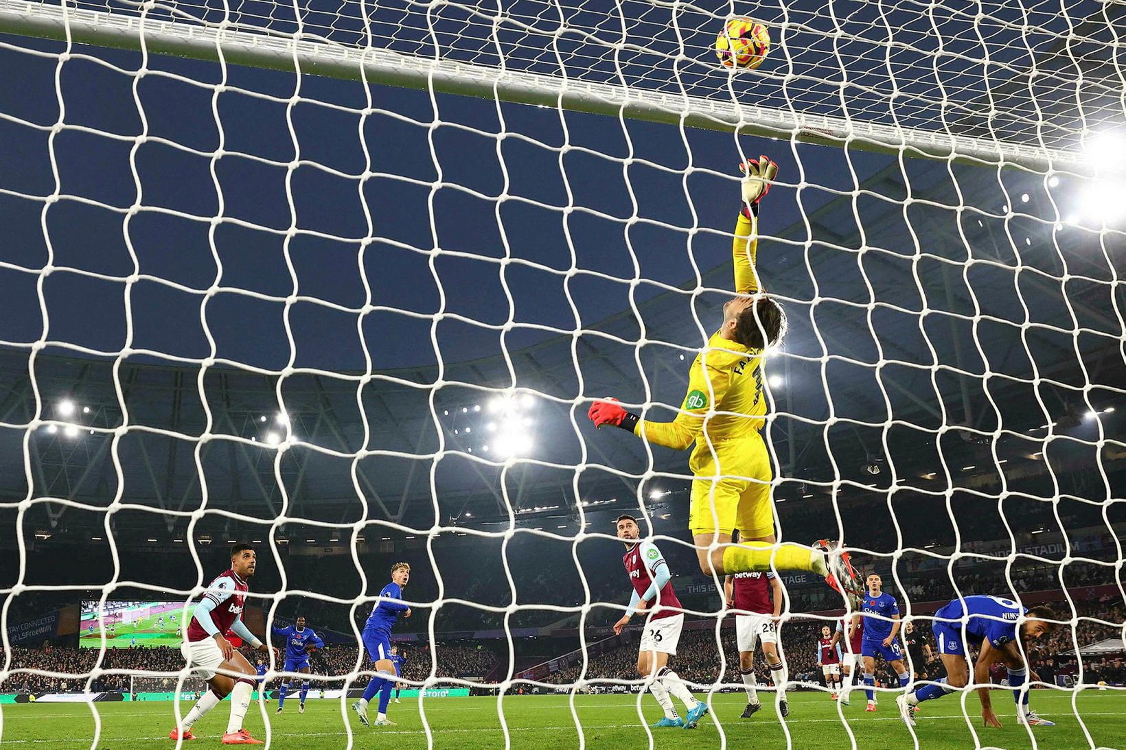 Lukasz Fabianski ver í leik með West Ham United.