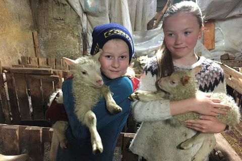 Kría and Jóhanna, holding the lambs Blíða and Blær.