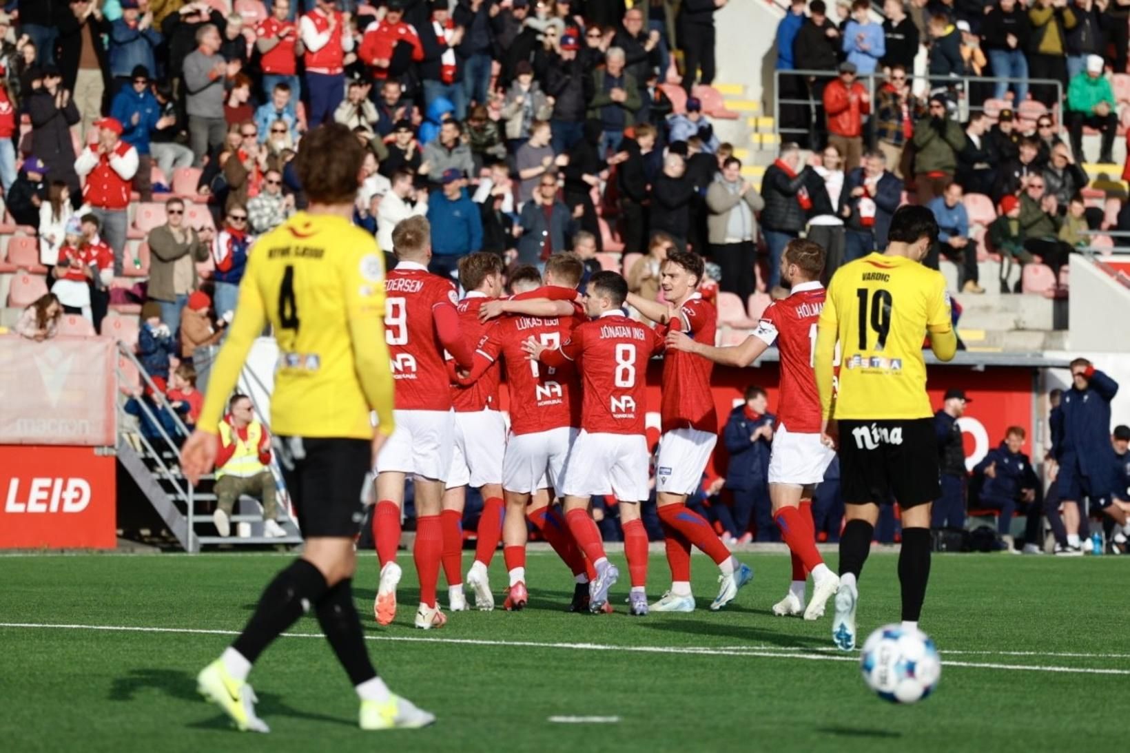 Valsmenn fagna marki í kvöld.