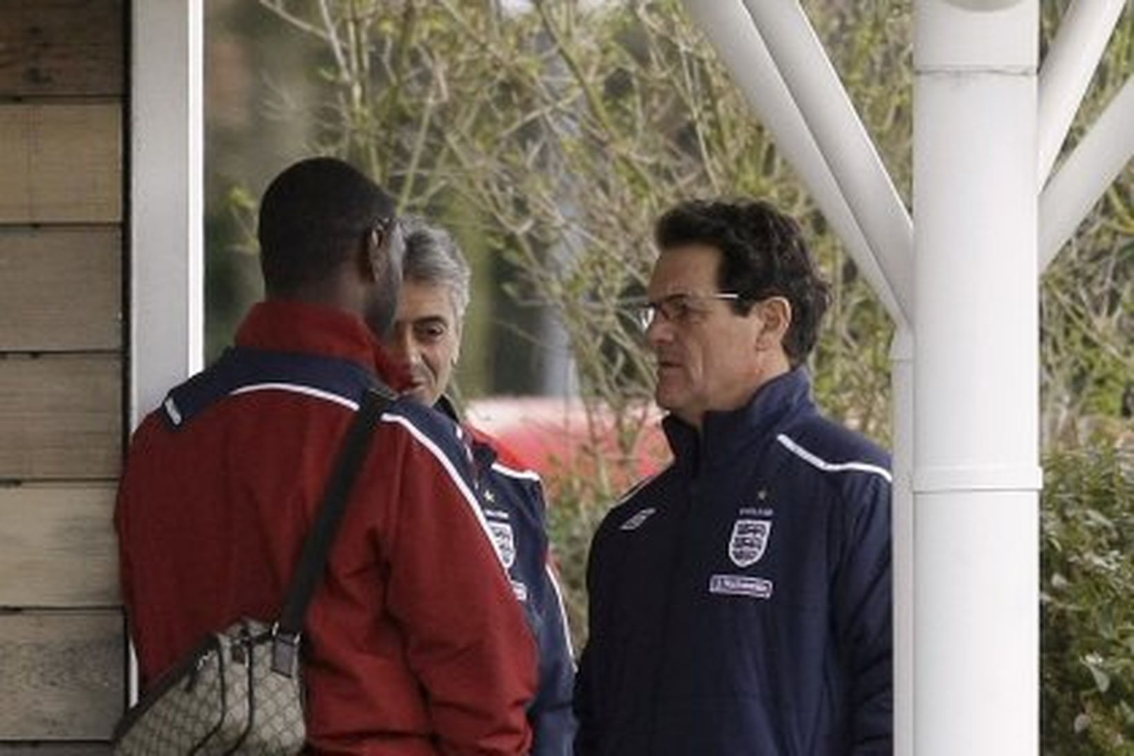 Ledley King ræðir við Fabio Capello landsliðsþjálfara fyrir æfingu á …