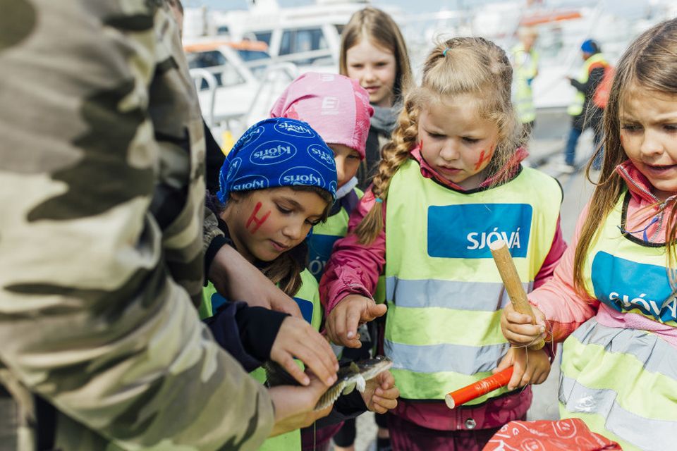 Dorguðu við Flensborgarbryggju