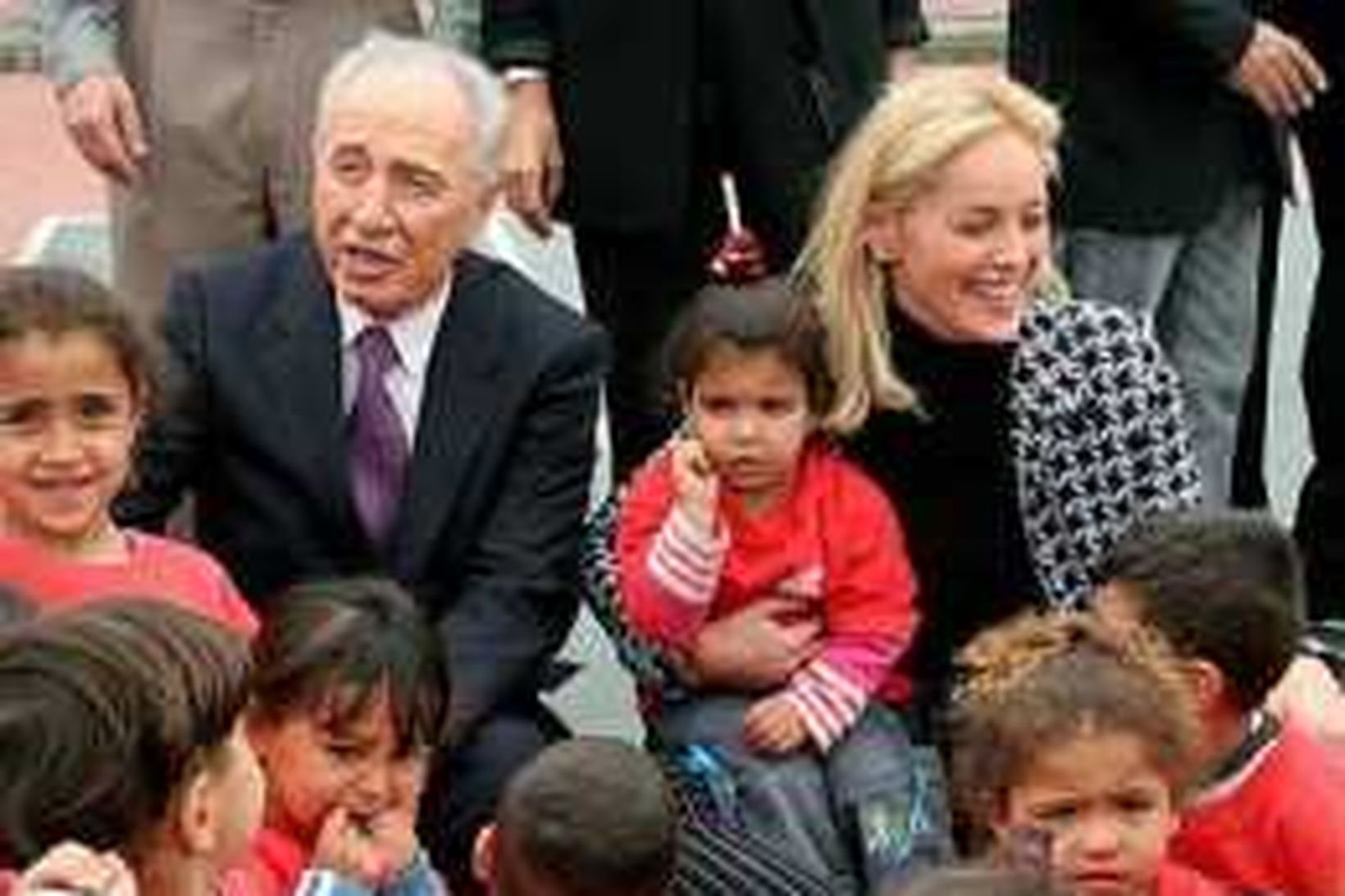 Shimon Peres og Sharon Stone með hópi palestínskra og ísraelskra …