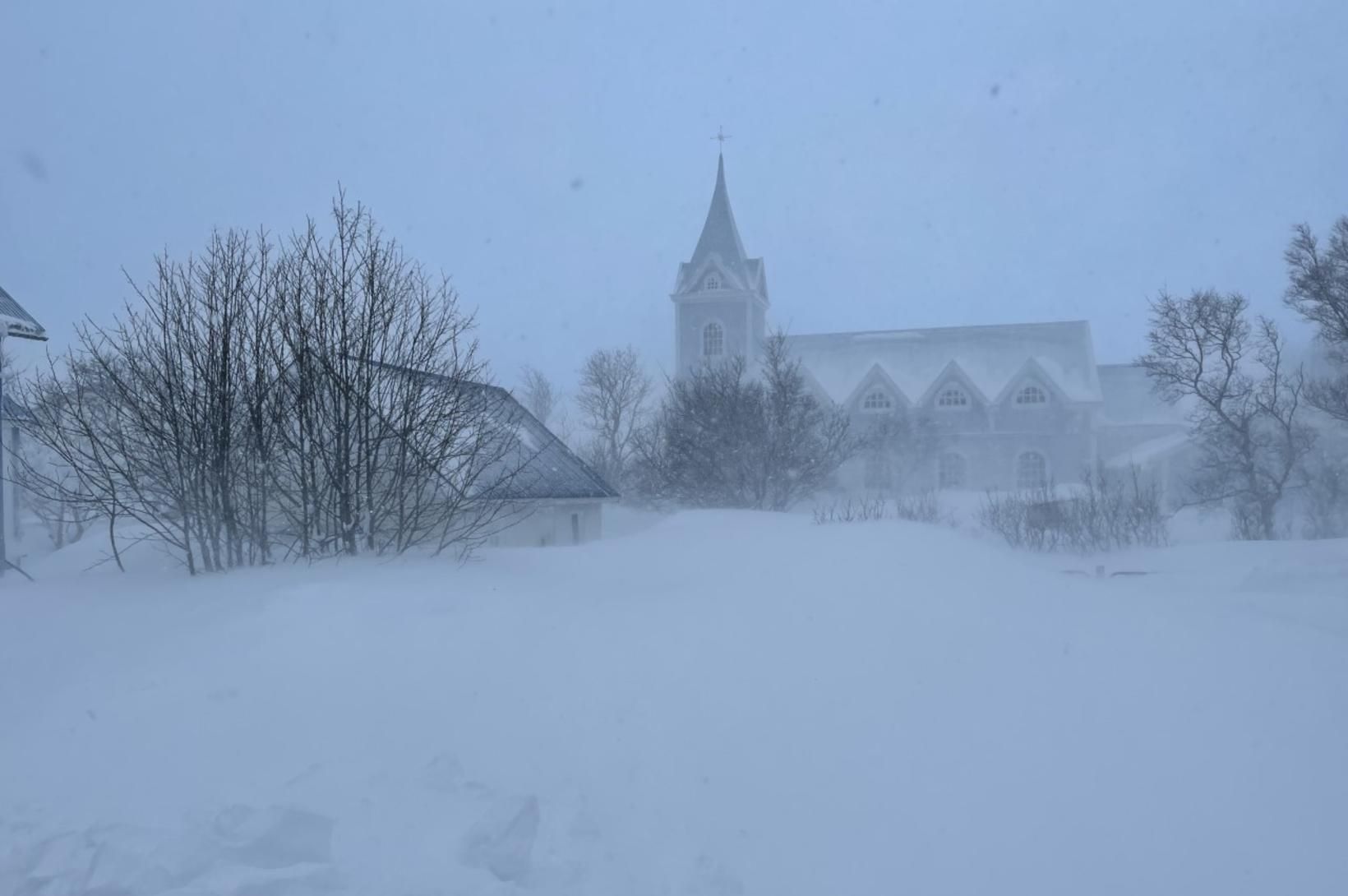 Þrjú snjóflóð og tvö þeirra yfir veg