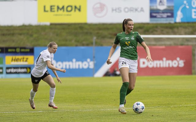 Ingibjörg Magnúsdóttir úr FH eltir Helgu Rut Einarsdóttur hjá Breiðabliki í kvöld.