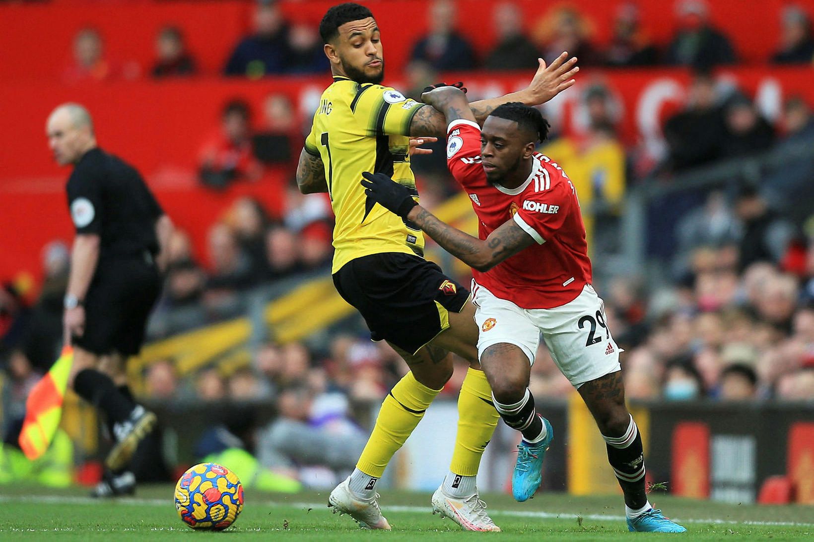 Aaron Wan-Bissaka sækir á Josh King á Old Trafford í …